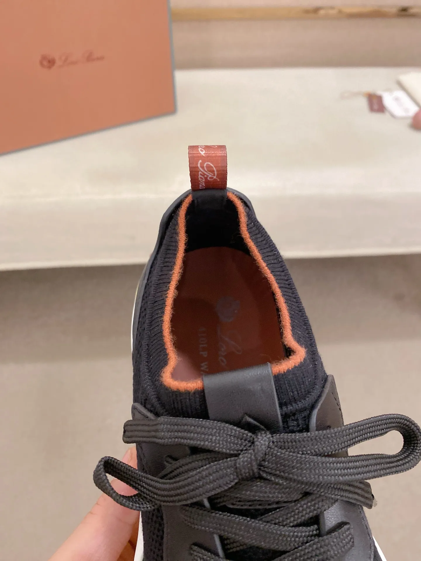 Men's shoes💰: 540💰🔥𝐥𝐨𝐫𝐨 𝐏𝐢𝐚𝐧𝐚 lp classic loafers, an Italian treasure brand, the only brand that can match Hermès! Only after wearing it do we realize that we can’t live up to our feet. The upper is made of imported first-layer cowhide with breathable fly-knit fabric, water-dyed cowhide foot pads, and the official original glass rubber outsole and pendant. Exclusive original packaging (tag ➕ brand paper ➕ outer box ➕ hand bag) code number: 38-44. Can be customized 45-46
